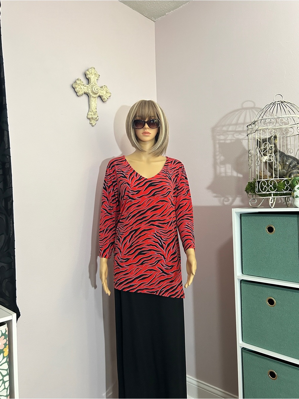 IMAN  women’s large Vibrant Red and Black V neck blouse in excellent condition